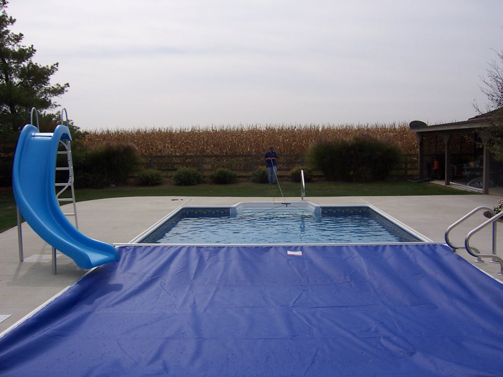 Manual On-Deck Track Automatic Pool Covers