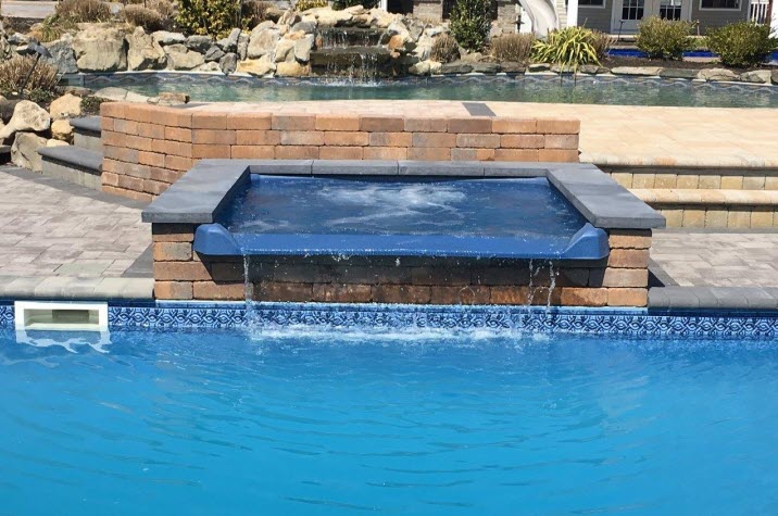 漂流物　epaves2 7' x 7' Square Oasis Vanishing Edge Spillover Spa with 12