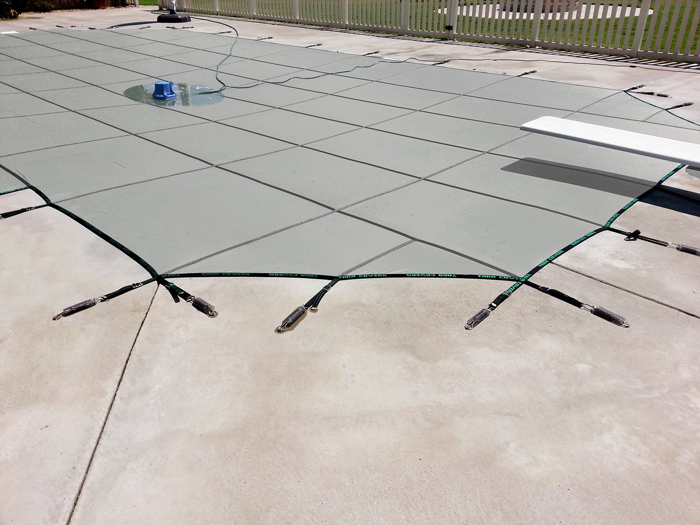 Tara Premium 16' x 32' 6R/2R Rectangle Solid Safety Cover w/4x8 RS 2' OS & Full Length Drain, Gy